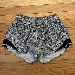 Lululemon hotty got short 4” black and white flower design